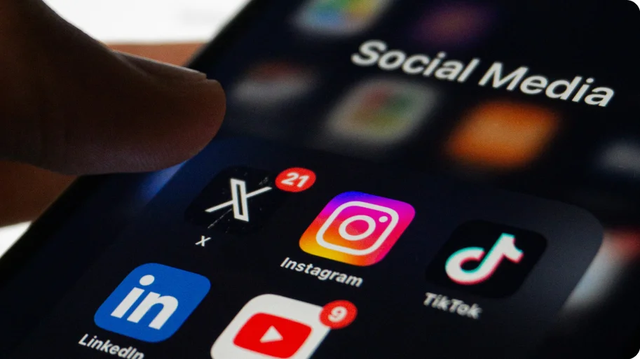 Smartphone mit Social-Media-Apps