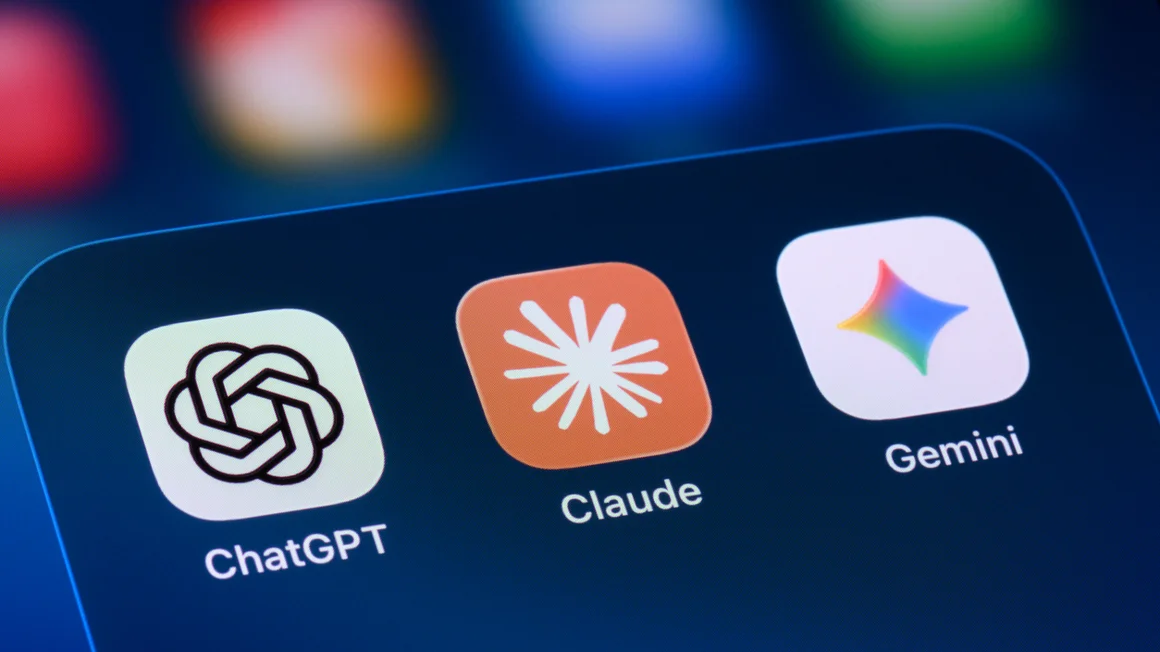 Nahaufnahme eines Smartphone-Bildschirms mit den App-Symbolen der KI-Chatbots ChatGPT, Claude und Gemini.